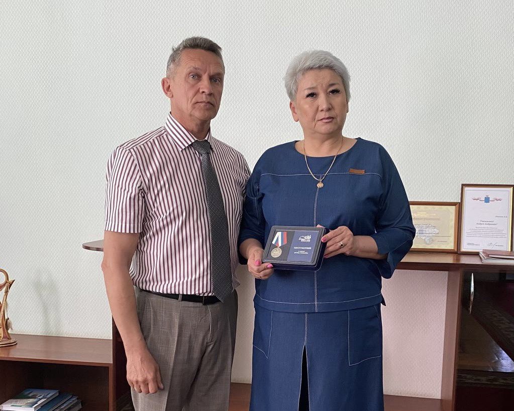Глава Новоузенского муниципального района лично вручил медаль общественного признания «Отец солдата» матери нашего земляка.