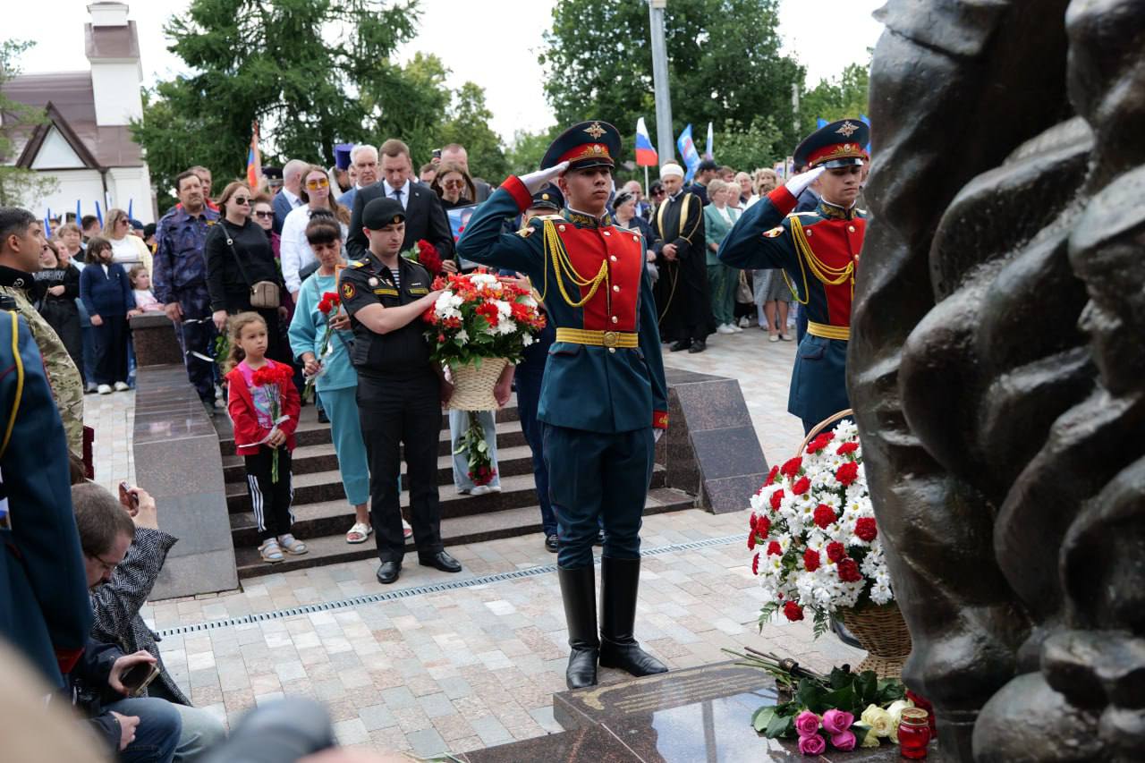 В Парке Победы на Соколовой горе прошла церемония увековечивания имен военнослужащих, павших в ходе специальной военной операции.
