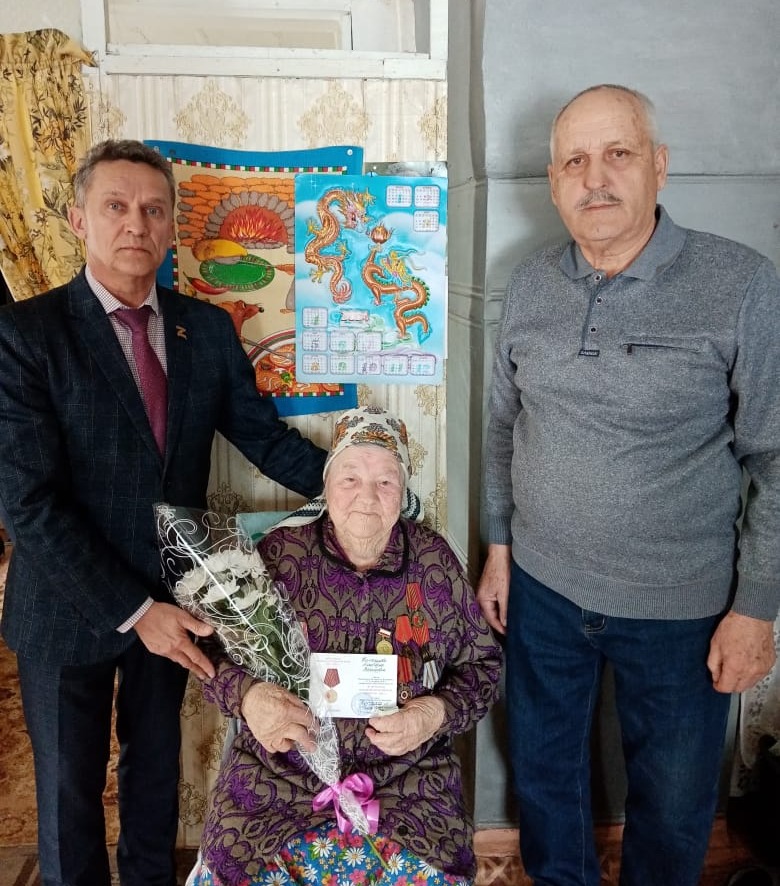 Вручение юбилейной медали труженику тыла Колесниковой Антонине Васильевне.