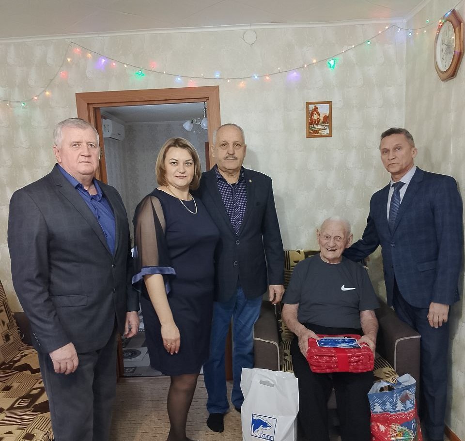 Поздравили участника ВОВ Павла Михайловича Букреева с Новогодними праздниками.