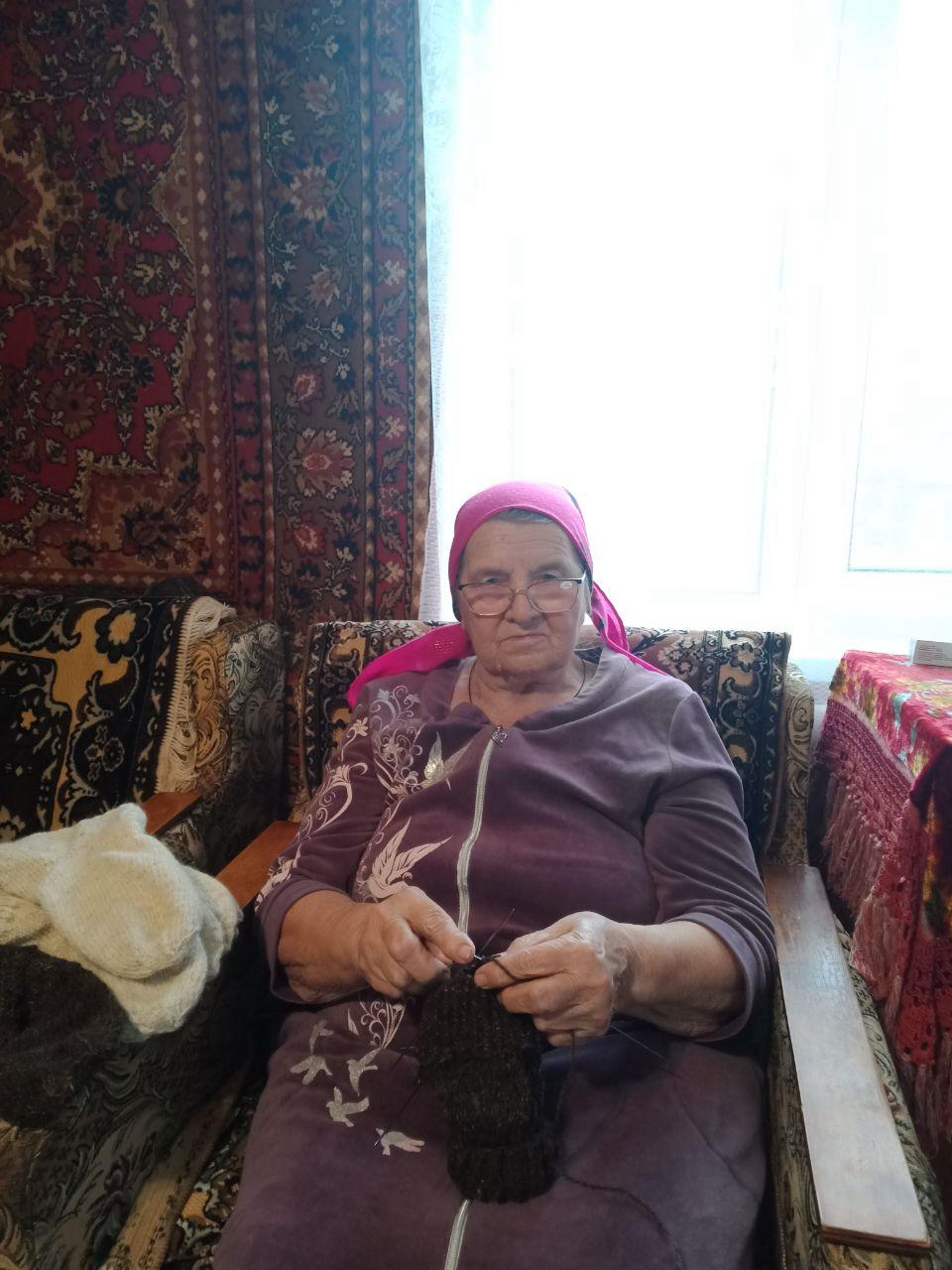 86-летняя пенсионерка вяжет носки для наших ребят.