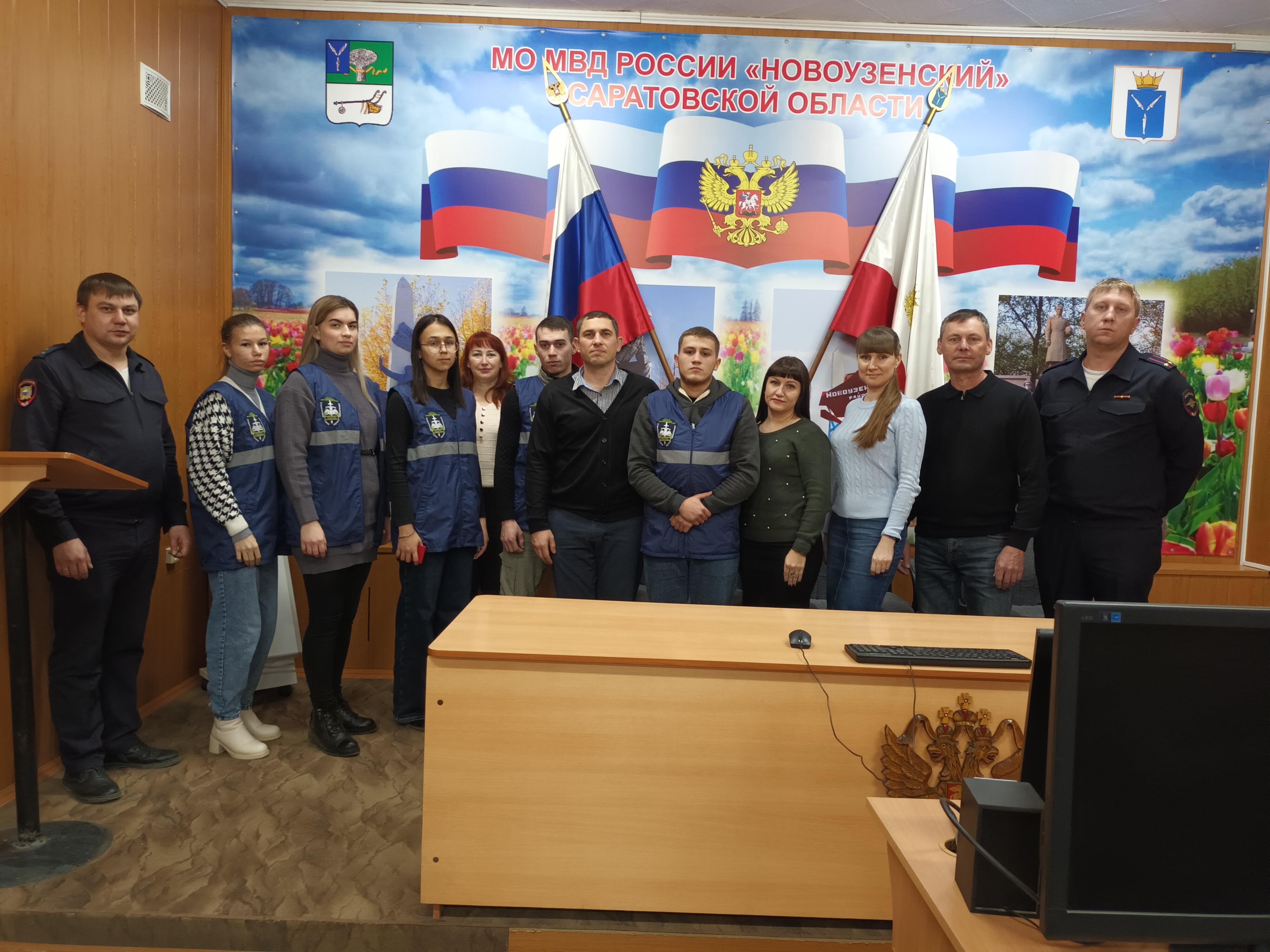 Сотрудники МО МВД России «Новоузенский» по Саратовской области вручили удостоверение новым членам добровольной народной дружины.