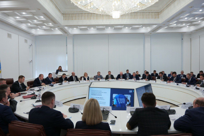 Губернатор Роман Бусаргин провел постоянно действующее совещание с зампредами и министрами Правительства области.