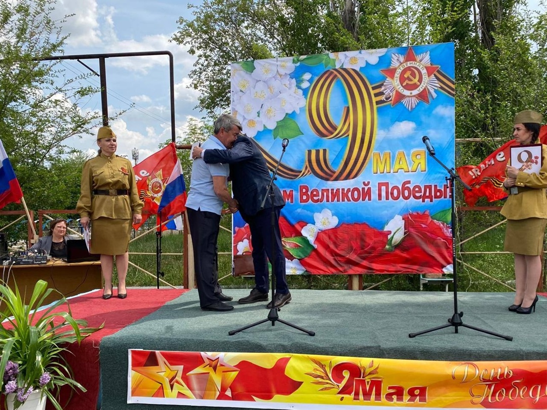 Глава Новоузенского района вручил медаль отцу нашего бойца, который сейчас находится в зоне проведения специальной военной операции.
