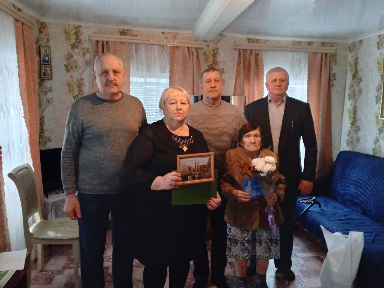 Ежегодно в эту памятную дату, в День полного освобождения Ленинграда от фашистской блокады навещаем Митяеву Тамару Павловну.
