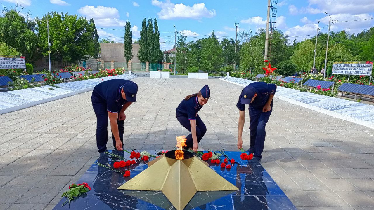 Сотрудники полиции в День памяти и скорби возложили цветы к мемориалу Воинской Славы.