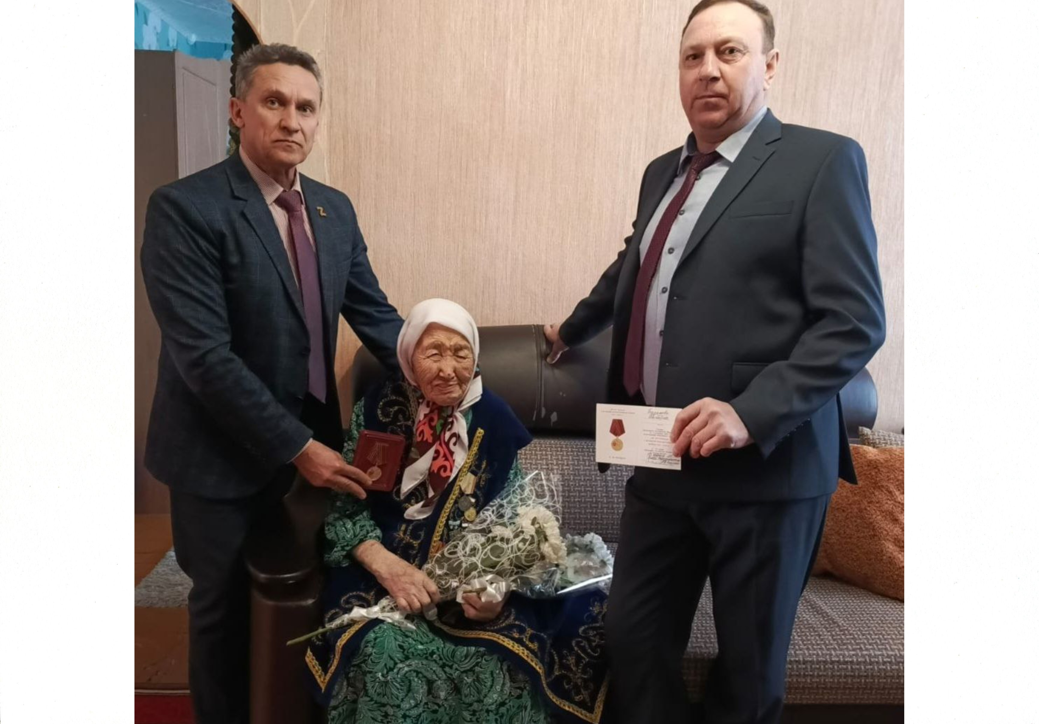 Вручение юбилейной медали труженику тыла Бадаховой Бигайше.