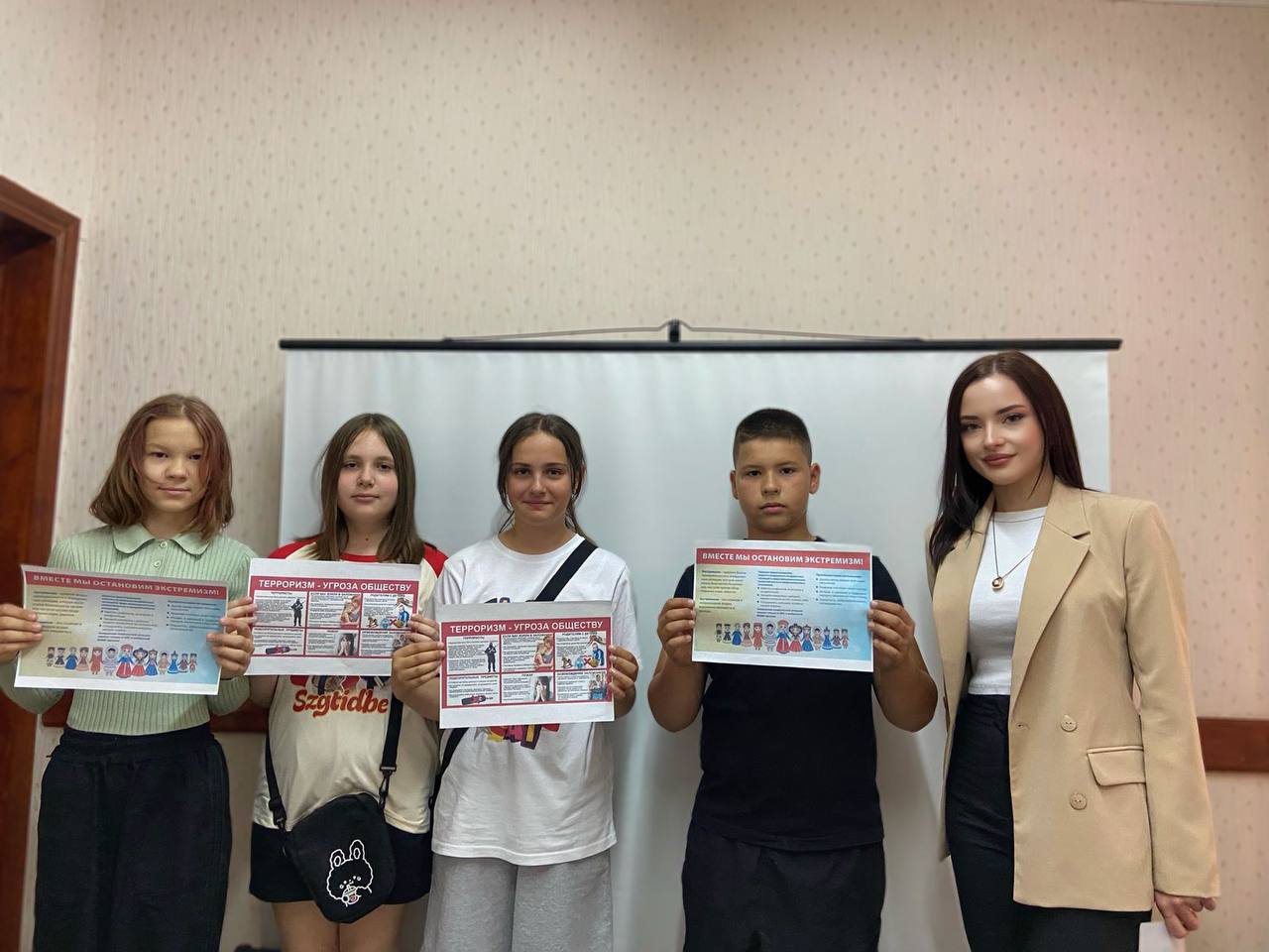 Специалист отдела культуры,кино, молодежной политики, спорта и туризма провела для школьников занятие, посвящённое проблемам экстремизма и терроризма.