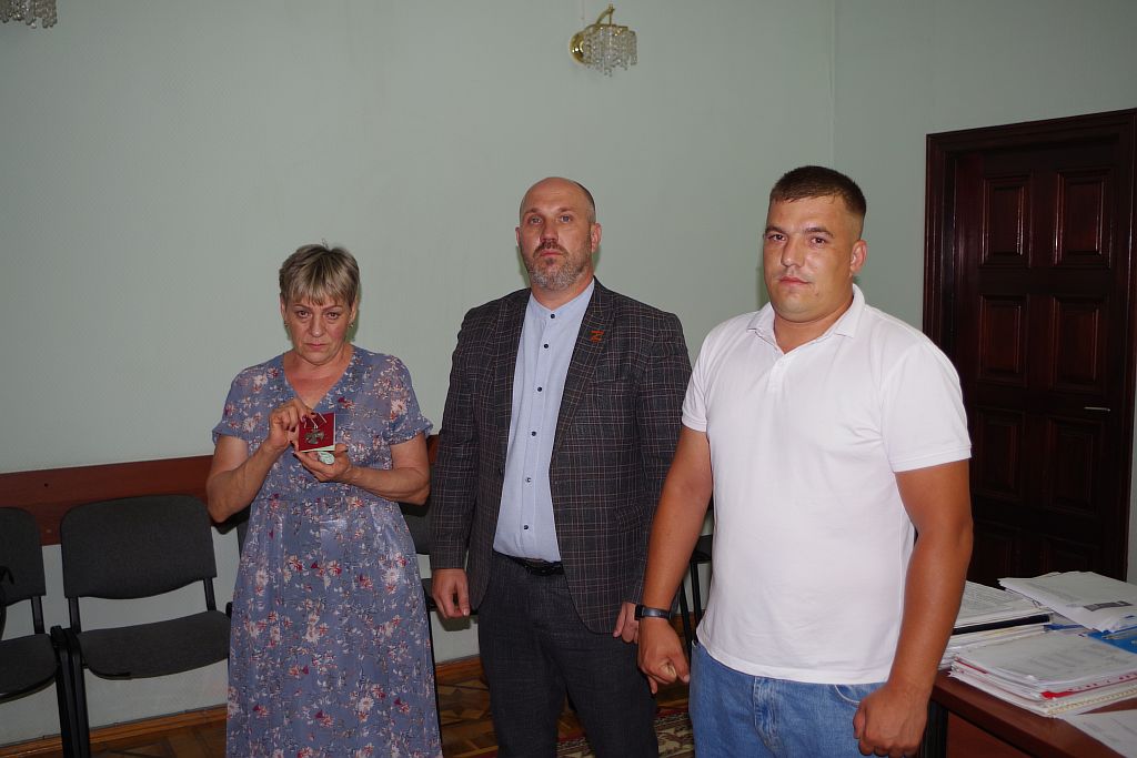 В Новоузенске вручили орден Мужества сестре погибшего участника СВО.
