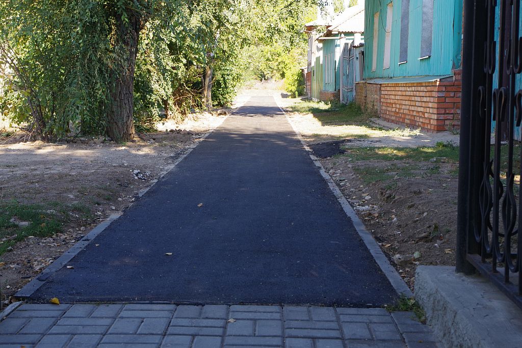 Ремонт тротуаров продолжается.