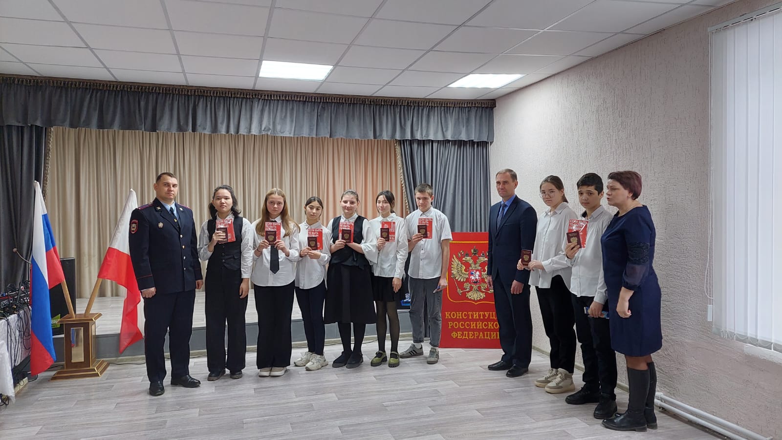Вручение участникам проекта Движение первых «Мы граждане России» – паспорт гражданина Российской Федерации.