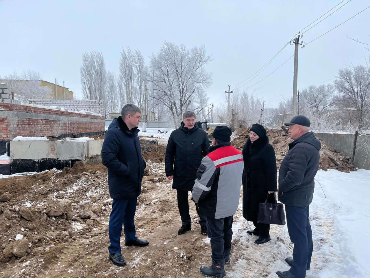 Сегодня строительную площадку новой поликлиники посетил депутат Саратовской областной Думы Роман Чуйченко.
