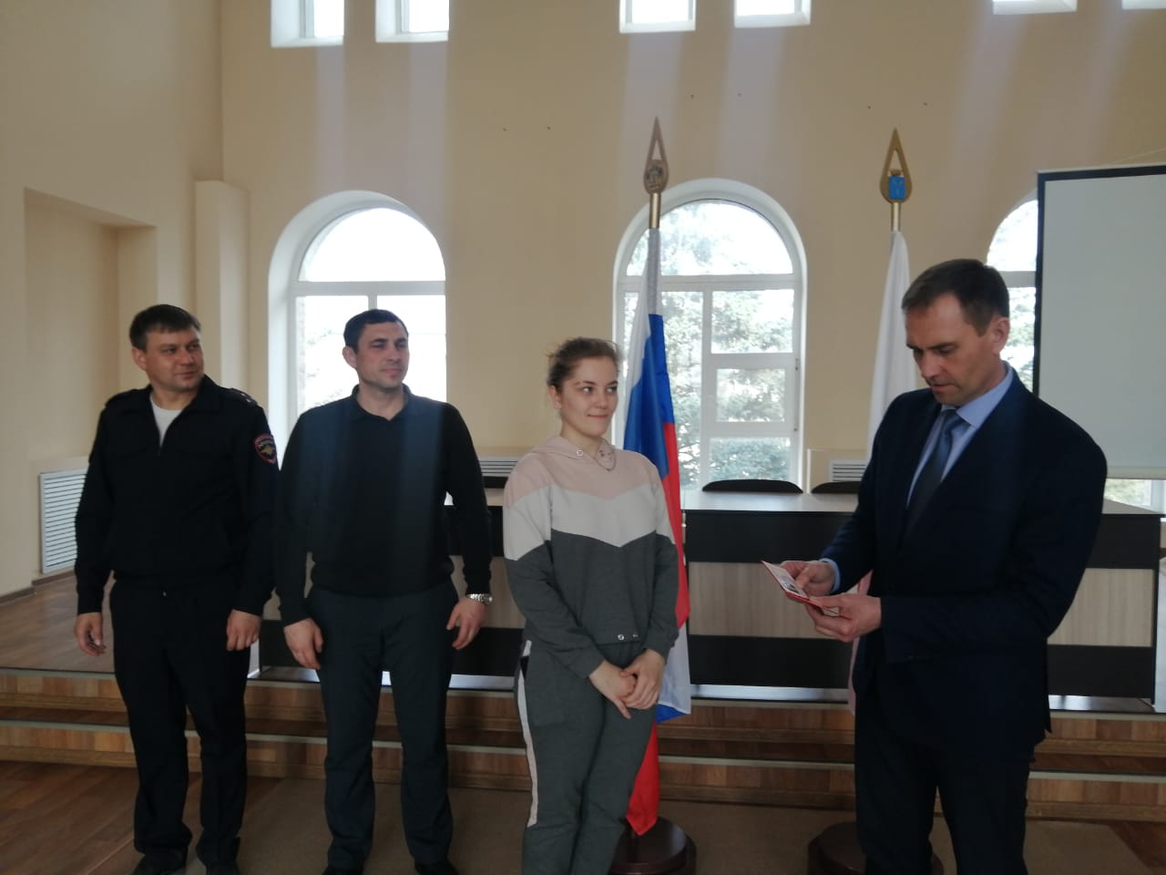 В г. Новоузенске полицейские вручили удостоверения членам Добровольной народной дружины..