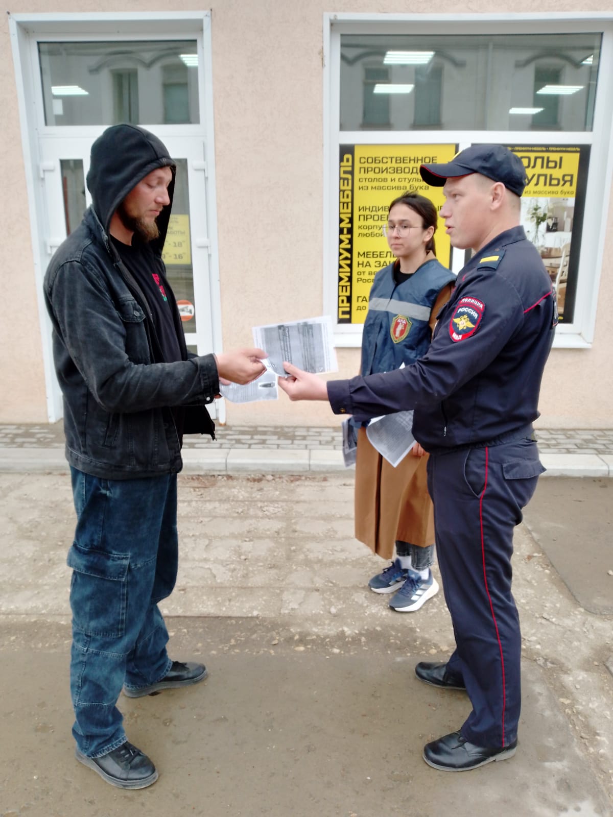 Сотрудники полиции вместе с членами добровольной народной дружины провели акцию «Осторожно мошенники»..