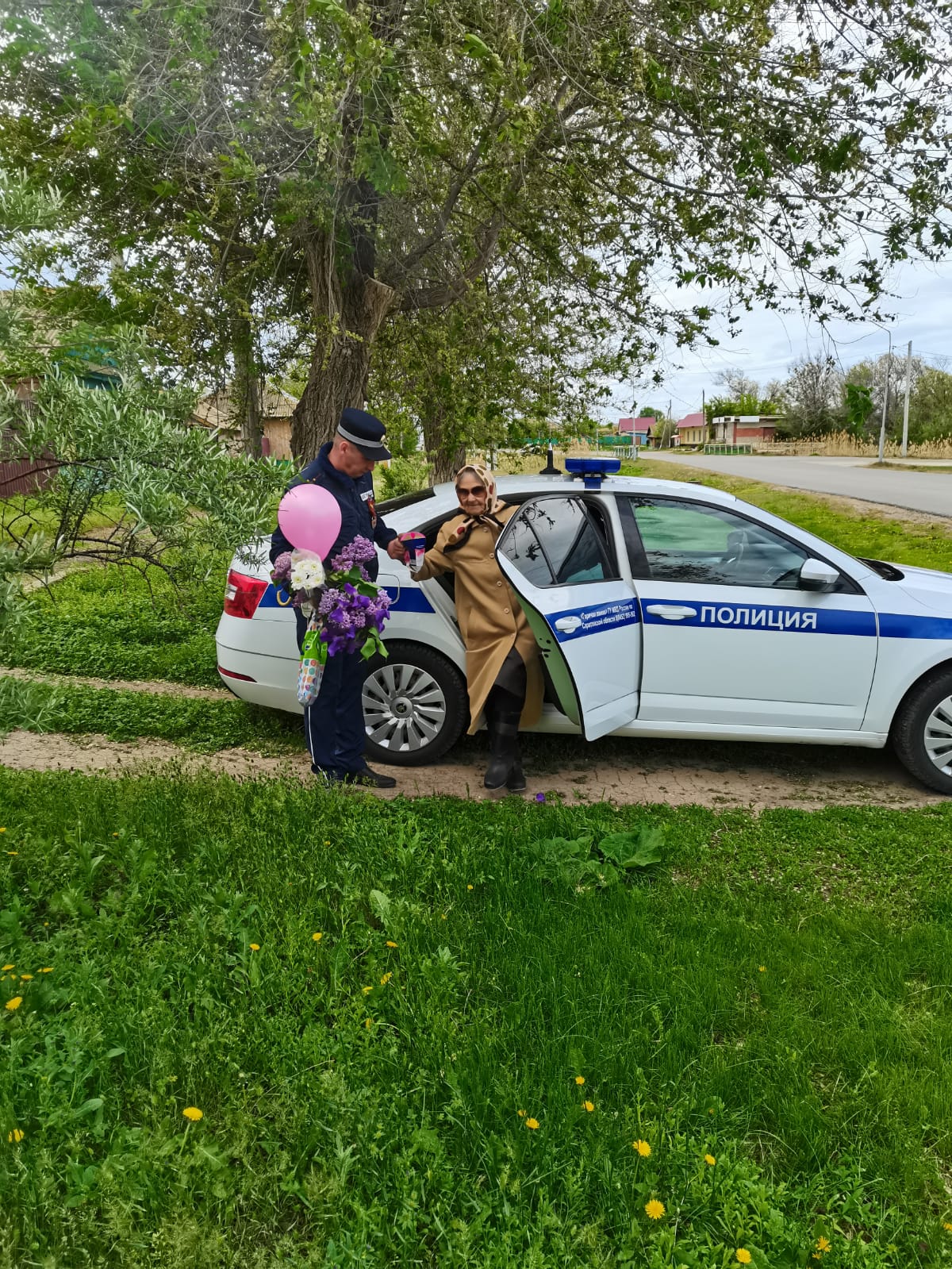 Сотрудники полиции берут шефство над пожилыми людьми не только в больших городах, но и в населённых пунктах района..