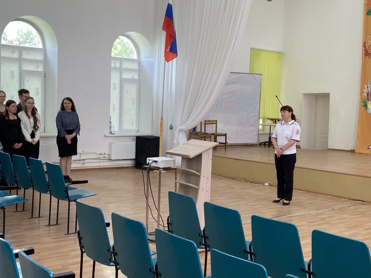 Общешкольные линейки прошли в г. Новоузенске с участием сотрудника Госавтоинспекции.