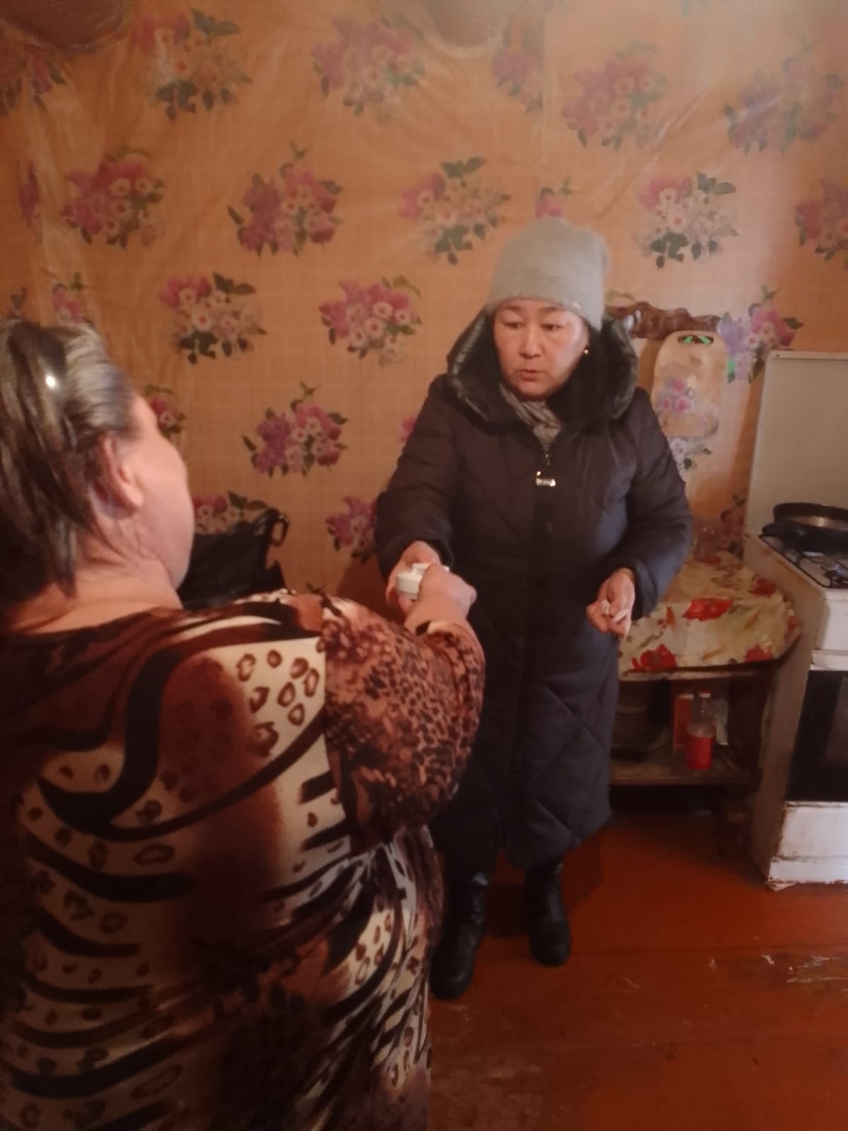 Установка автономных дымовых пожарных извещателей продолжается.