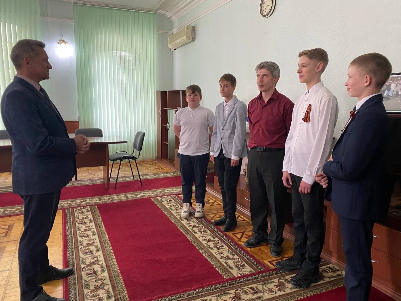 Глава района Андрей Опалько встретился с ребятами, которые вернулись домой после чемпионата по робототехнике из города Южно-Сахалинск.
