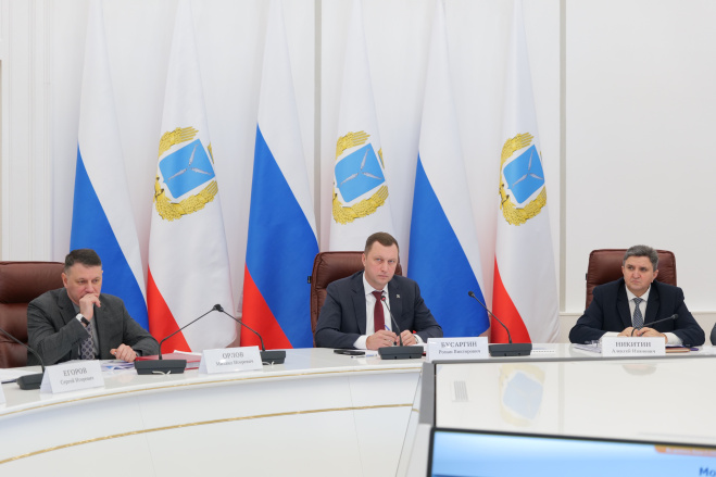 Губернатор провел постоянно действующее совещание.