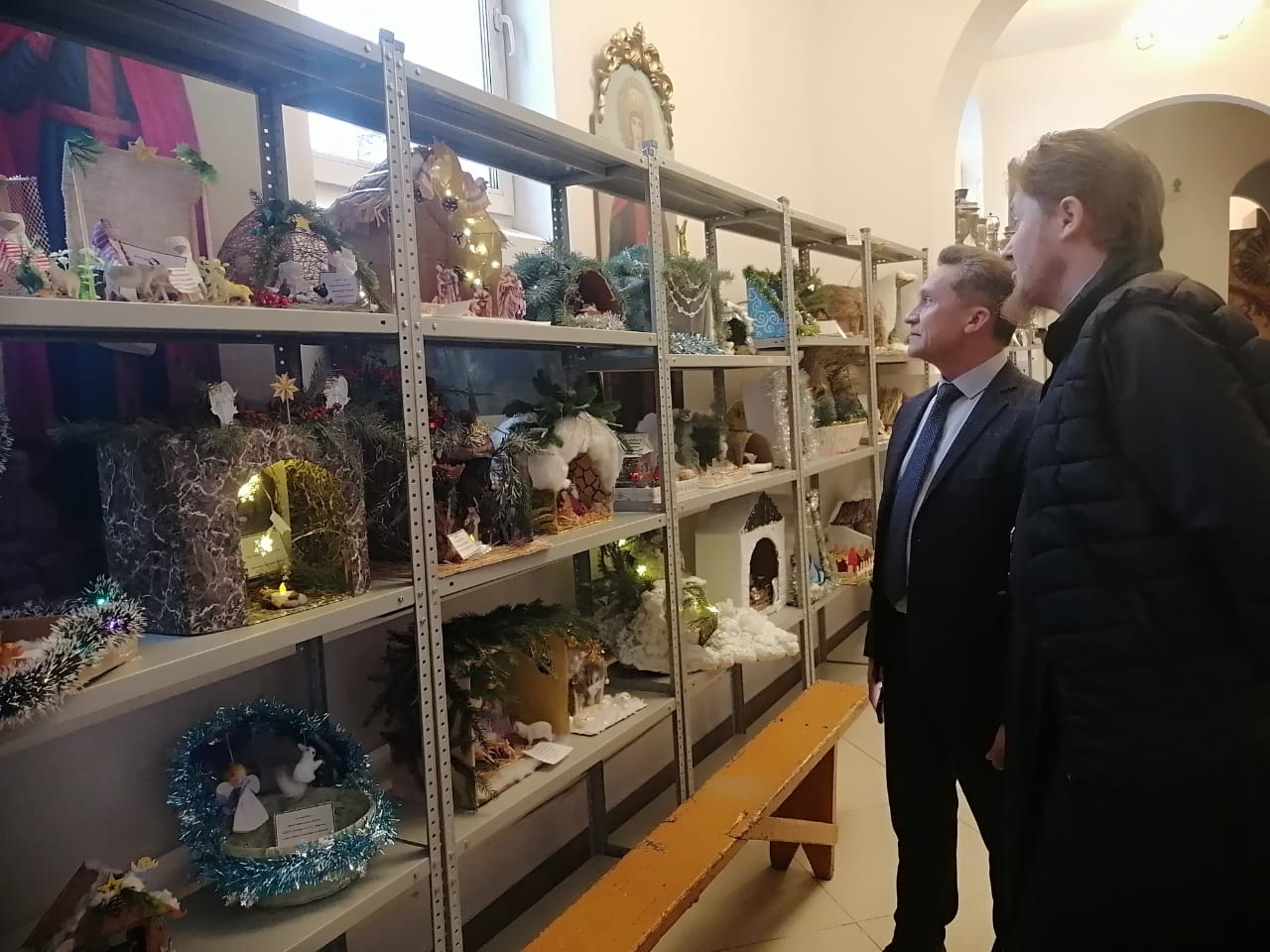 Глава района Андрей Опалько посетил выставку поделок «Рождественский вертеп».