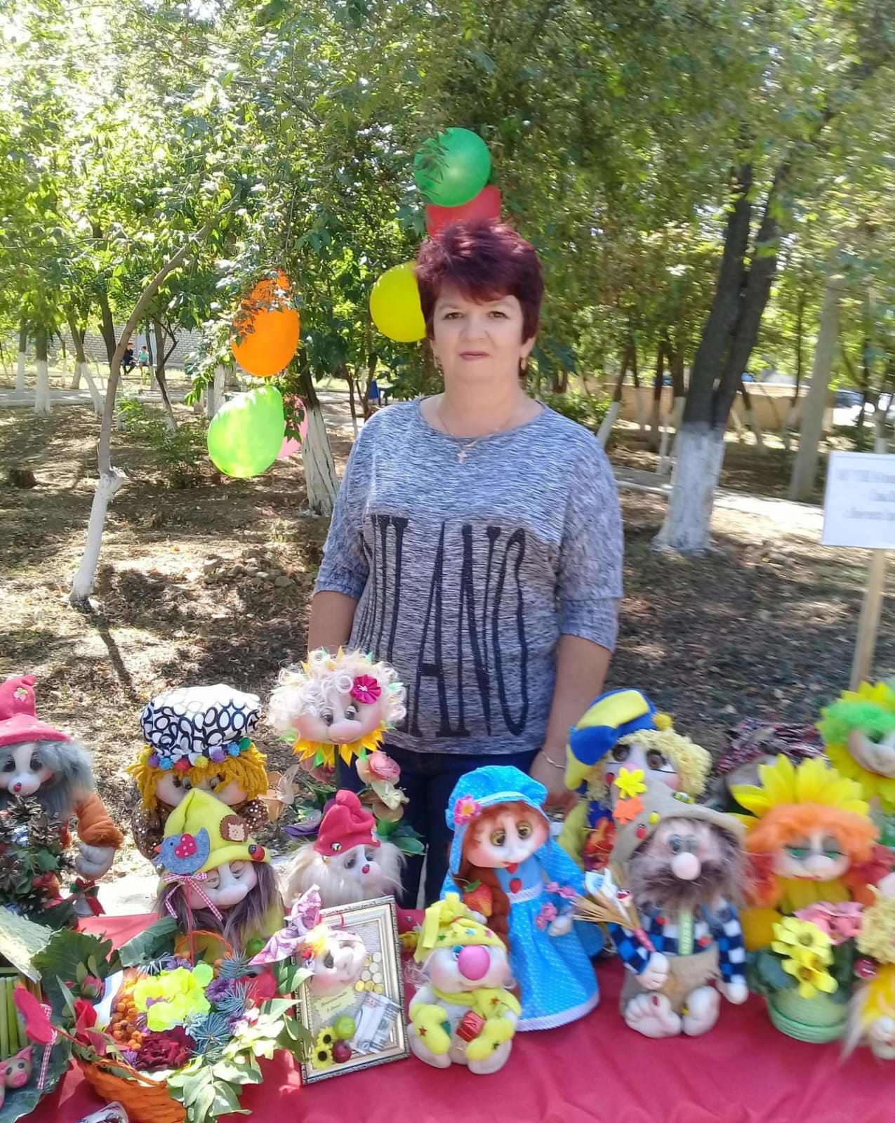 Кукол из капроновых чулок мастерит учительница из нашего района по имени Татьяна.