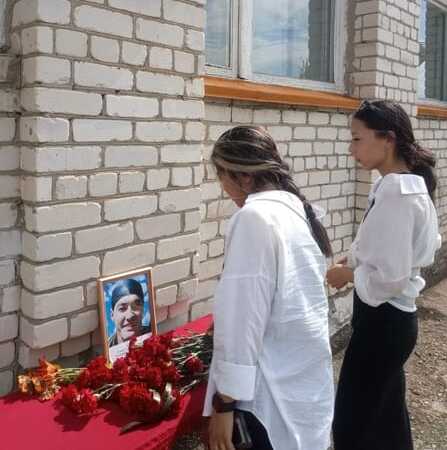Мемориальную доску в память о погибшем участнике СВО открыли в МОУ СОШ с. Петропавловка Новоузенского района.