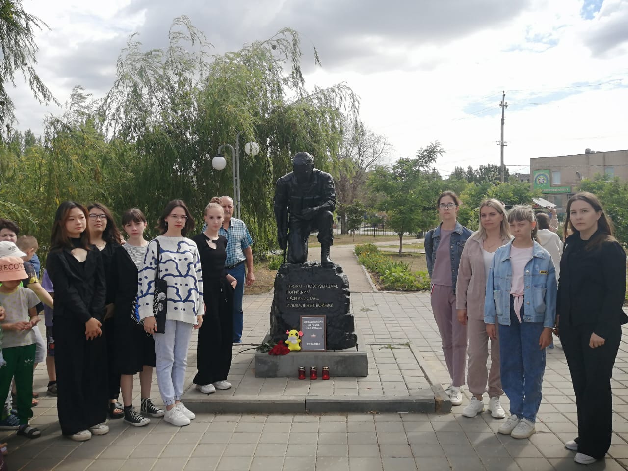 Возложение цветов в память о погибших во время обстрела в Севастополе и теракта в Махачкале и Дербенте.