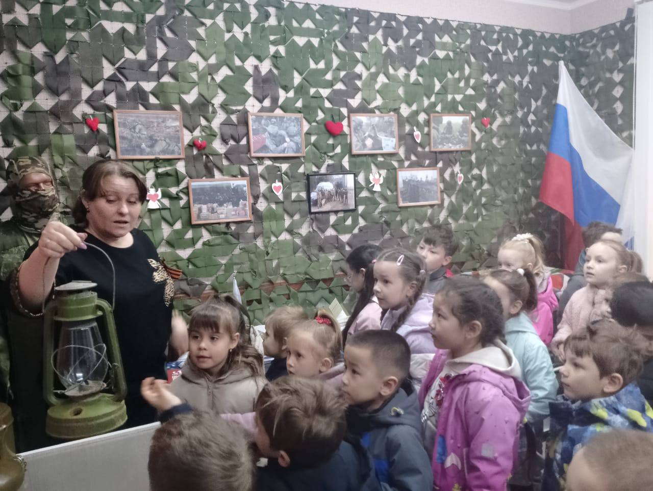 В Музее специальной военной операции города Новоузенска прошла экскурсия по выставке-экспозиции «Только вместе! Только вперед!».