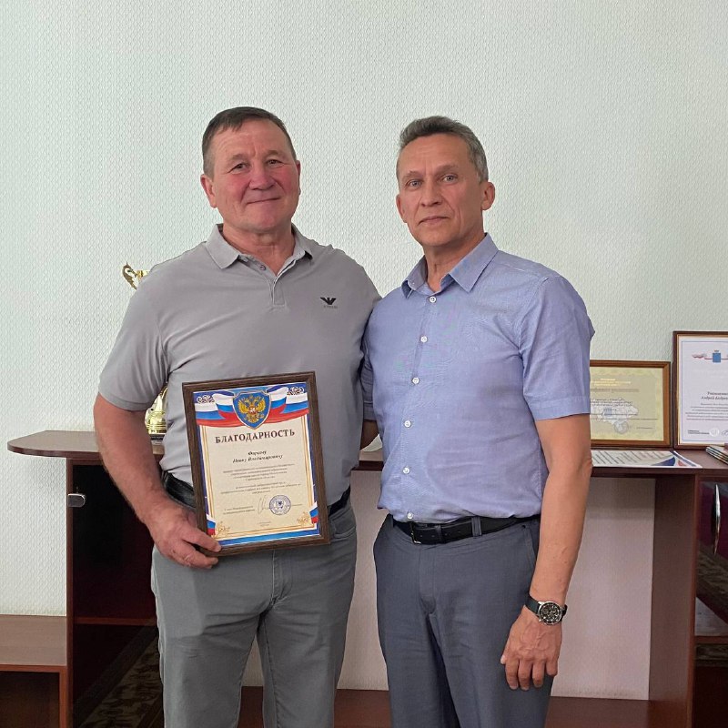 Глава Новоузенского района вручил благодарность тренеру-преподавателю по греко-римской борьбе Фирсову Ивану Владимировичу.