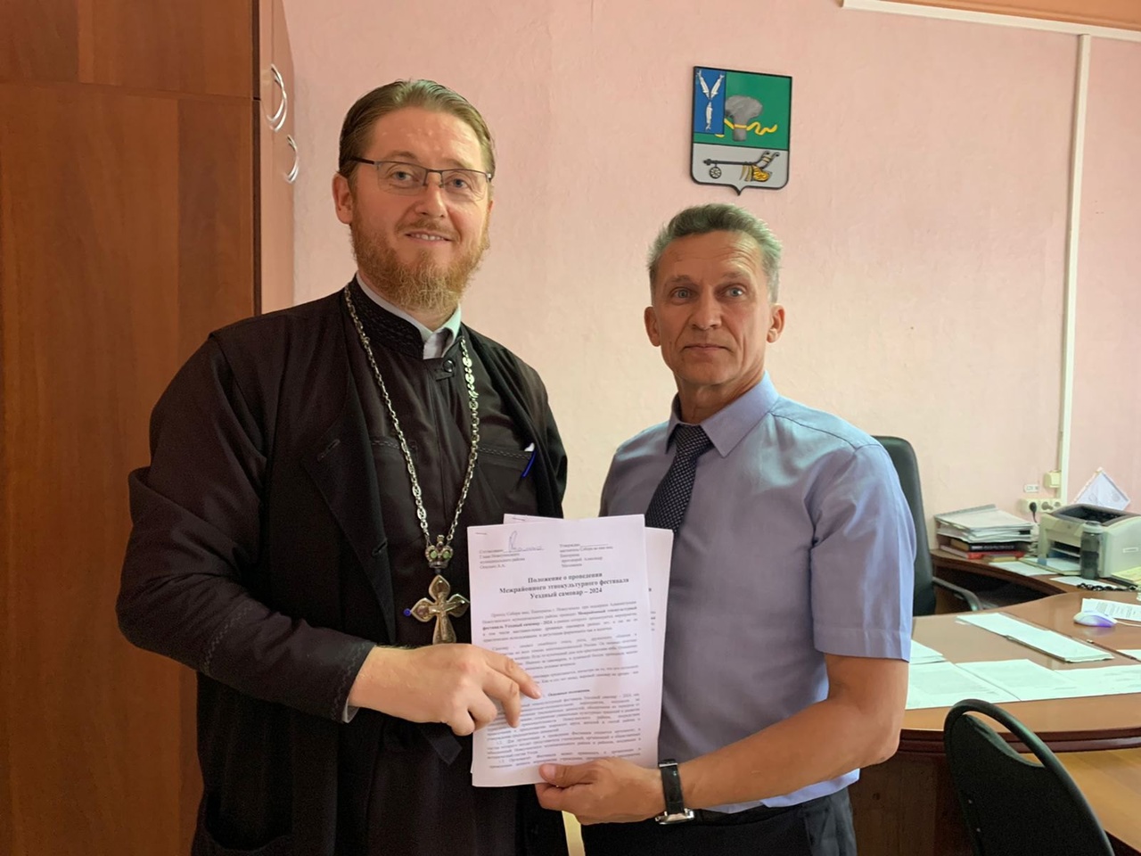 Глава района подписал положение о проведении 4-го регионального этнокультурного фестиваля &quot;Уездный самовар&quot;.