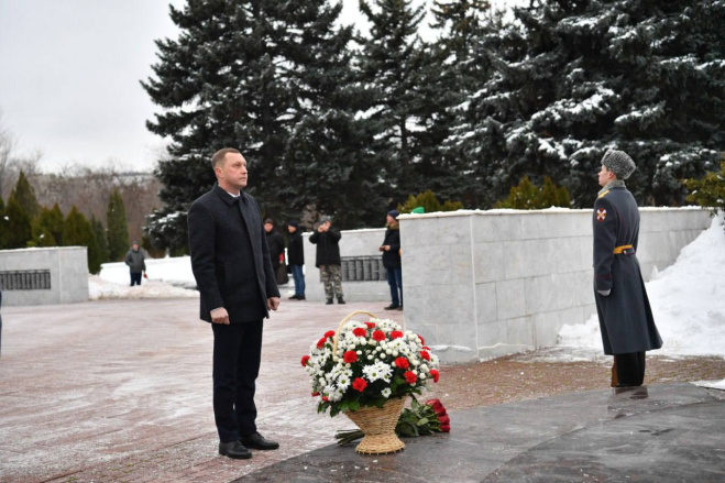 Губернатор почтил память погибших бойцов в День неизвестного Солдата.