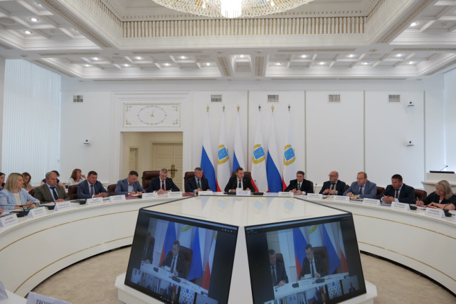 Роман Бусаргин провел постоянно действующее совещание с зампредами и министрами правительства области.