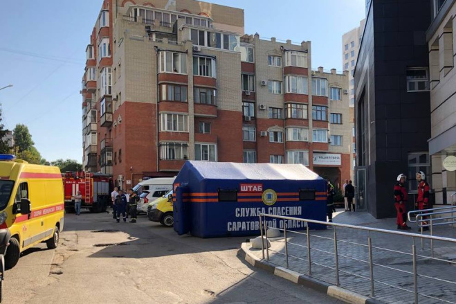 В Саратове и Энгельсе развернуты оперативные штабы для оказания помощи жильцам домов, получивших повреждения в результате атаки БПЛА.