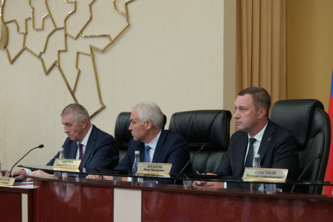 Роман Бусаргин поручил забирать на областной уровень крупные школы в районах.