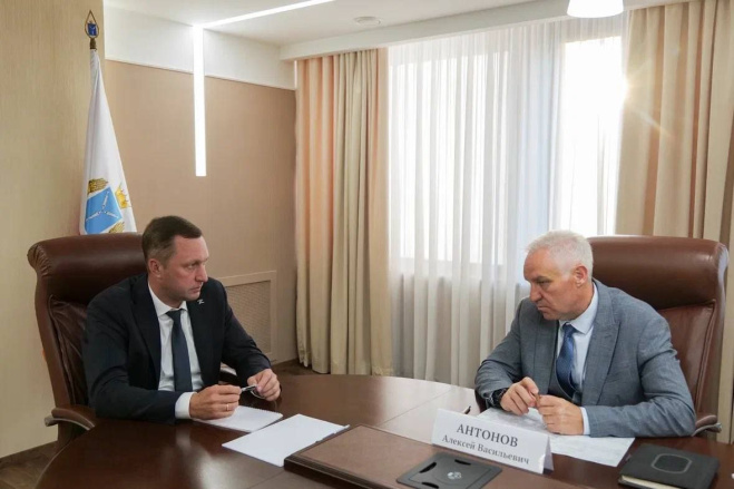 Губернатор Роман Бусаргин провел встречу с исполняющим полномочия председателя Саратовской областной думы Алексеем Антоновым.
