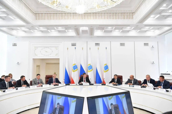 Губернатор Роман Бусаргин провел постоянно действующее совещание с участием зампредов и министров Правительства области.