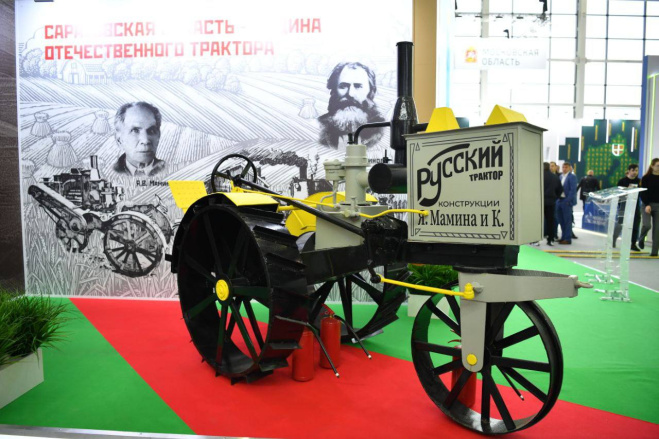 На выставке «Золотая осень» Саратовская область представила копию колесного трактора конструкции Якова Васильевича Мамина.