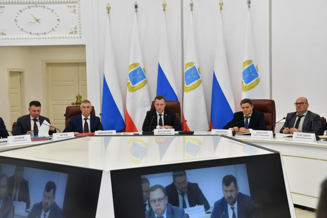 Губернатор обсудил подготовку дорожных комплексов Саратова и Энгельса к зимнему периоду.
