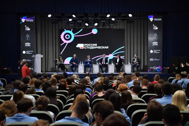 В Саратове прошла церемония открытия X Общероссийского образовательного форума «Россия студенческая».