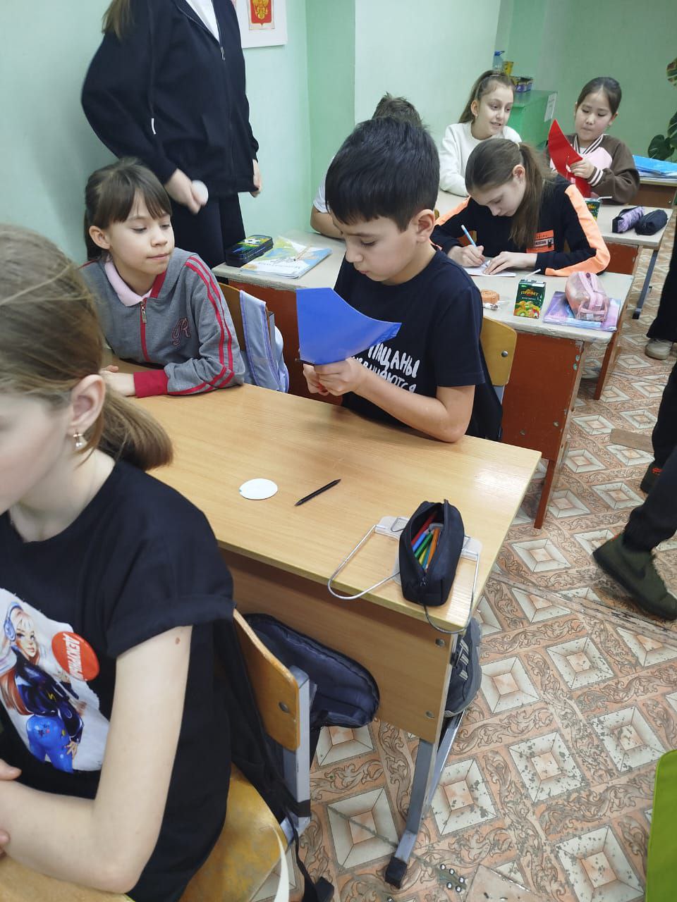 Сотрудники Госавтоинспекции провели для школьников мастер-класс по изготовлению световозвращающих аксессуаров.