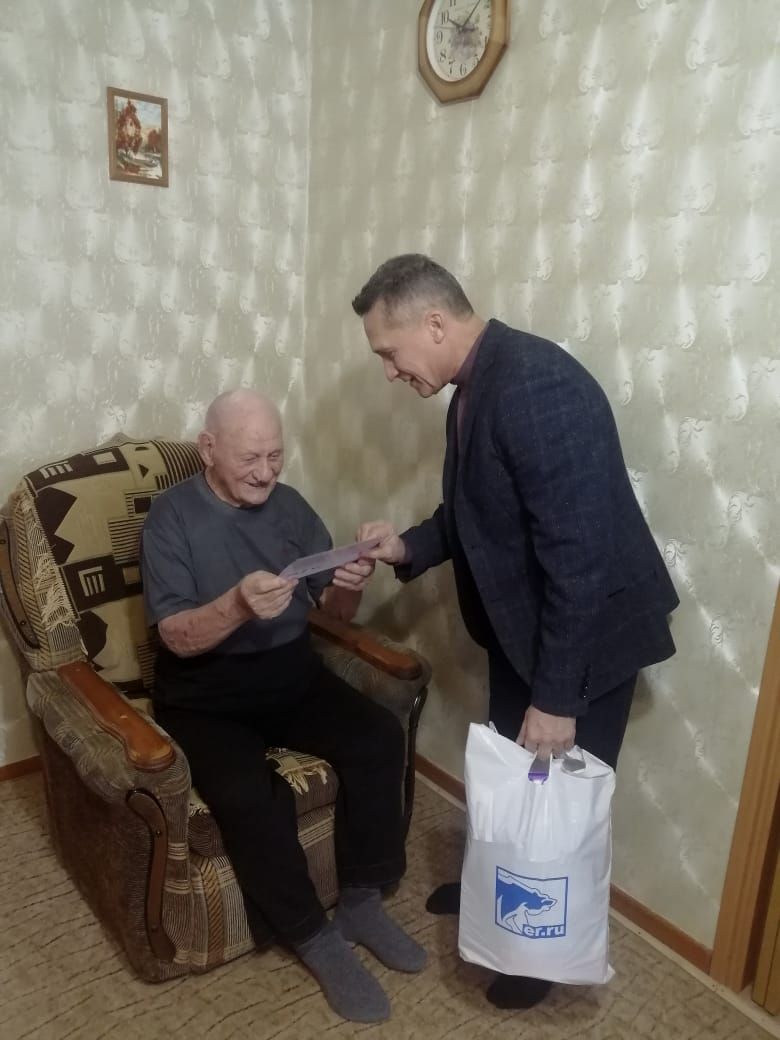 Поздравили участника ВОВ Павла Михайловича Букреева с Новогодними праздниками.
