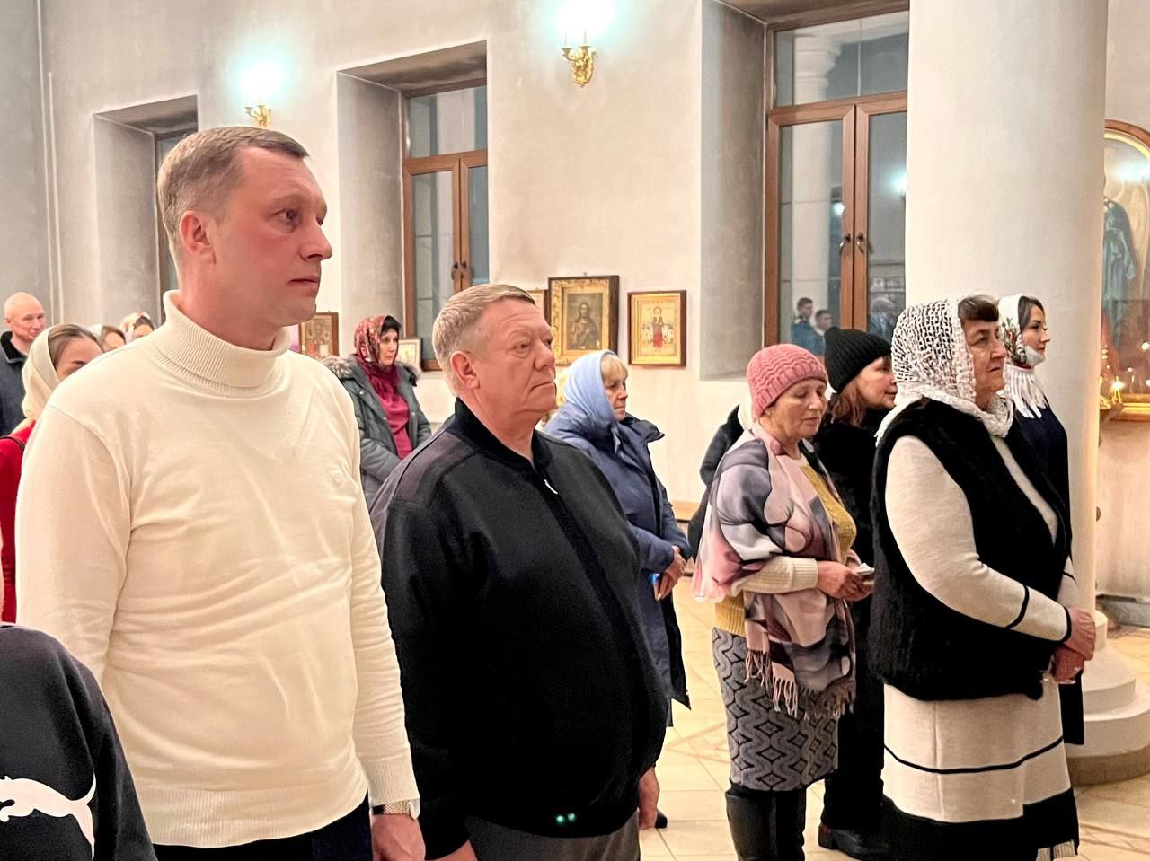 Губернатор Саратовской области Роман Бусаргин был на службе в храме в Новоузенском районе.