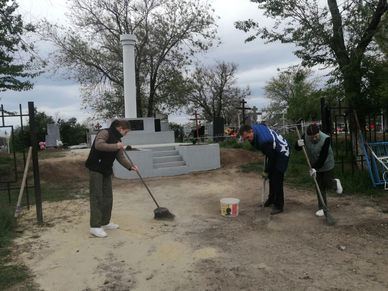 Акция по уборке воинских захоронений на городском кладбище.