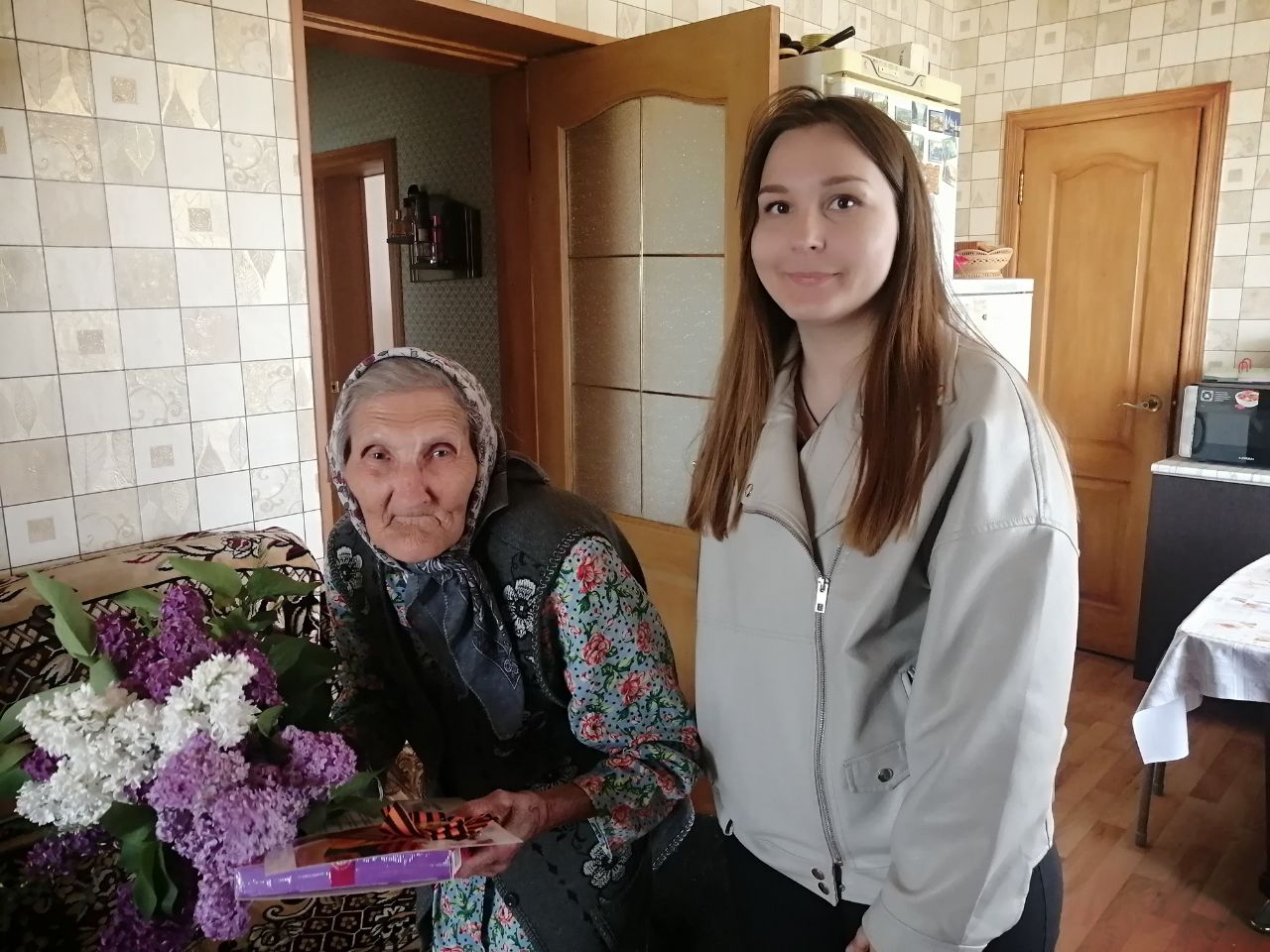 Труженики тыла принимают поздравления на дому.