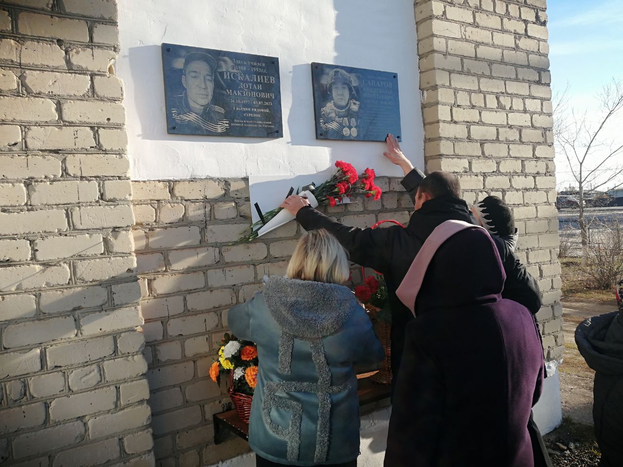 Мемориальную доску в память о погибшем участнике СВО открыли в МОУ СОШ п. Алгайский.
