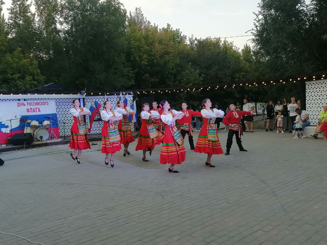 Праздничный концерт в честь Дня Российского флага РФ.