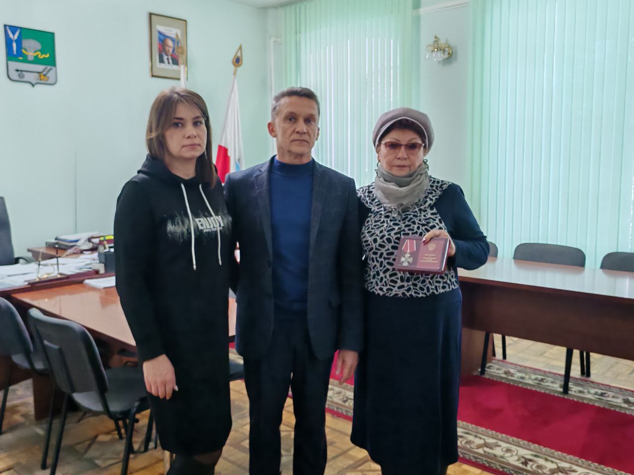 Глава Новоузенского района Андрей Опалько вручил Орден Мужества семье погибшего в зоне СВО Нагибина Владимира.