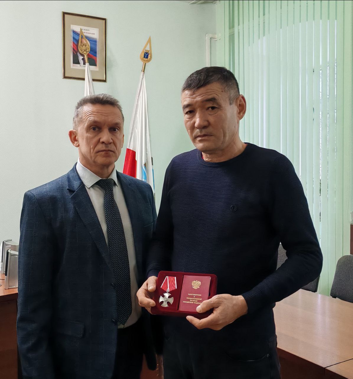Глава района Андрей Опалько вручил Орден Мужества семье погибшего в зоне СВО Адетова Сагита.