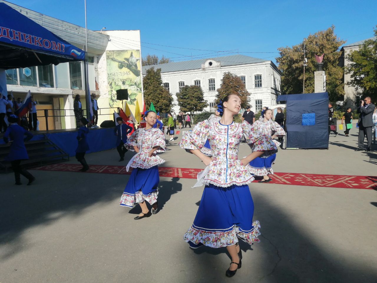 Торжественная церемония чествования тружеников района с вручением свидетельств о занесении на районную Доску Почета.