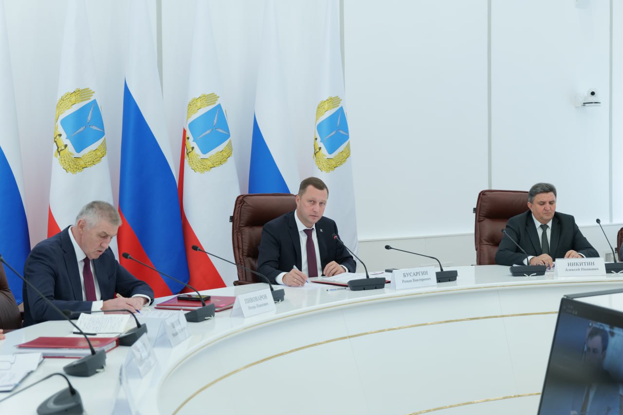 Губернатор Роман Бусаргин провел постоянно действующее совещание с зампредами и министрами правительства области, а также главами районов.